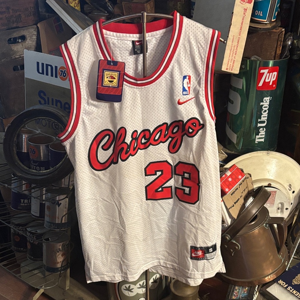 Nike White and Red Micheal Jordan   Chicago Bulls Basketball Jersey size Small